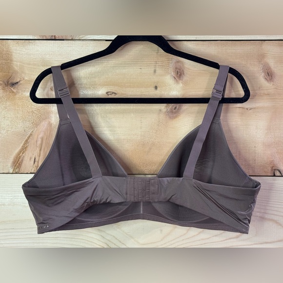 SKIMS Wireless Bra - Picture 3 of 5